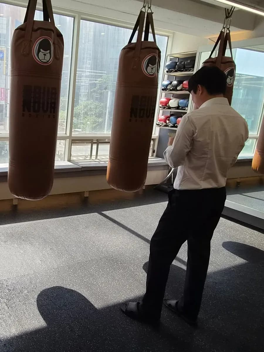 접선 장소가 보이는 곳에서 대기